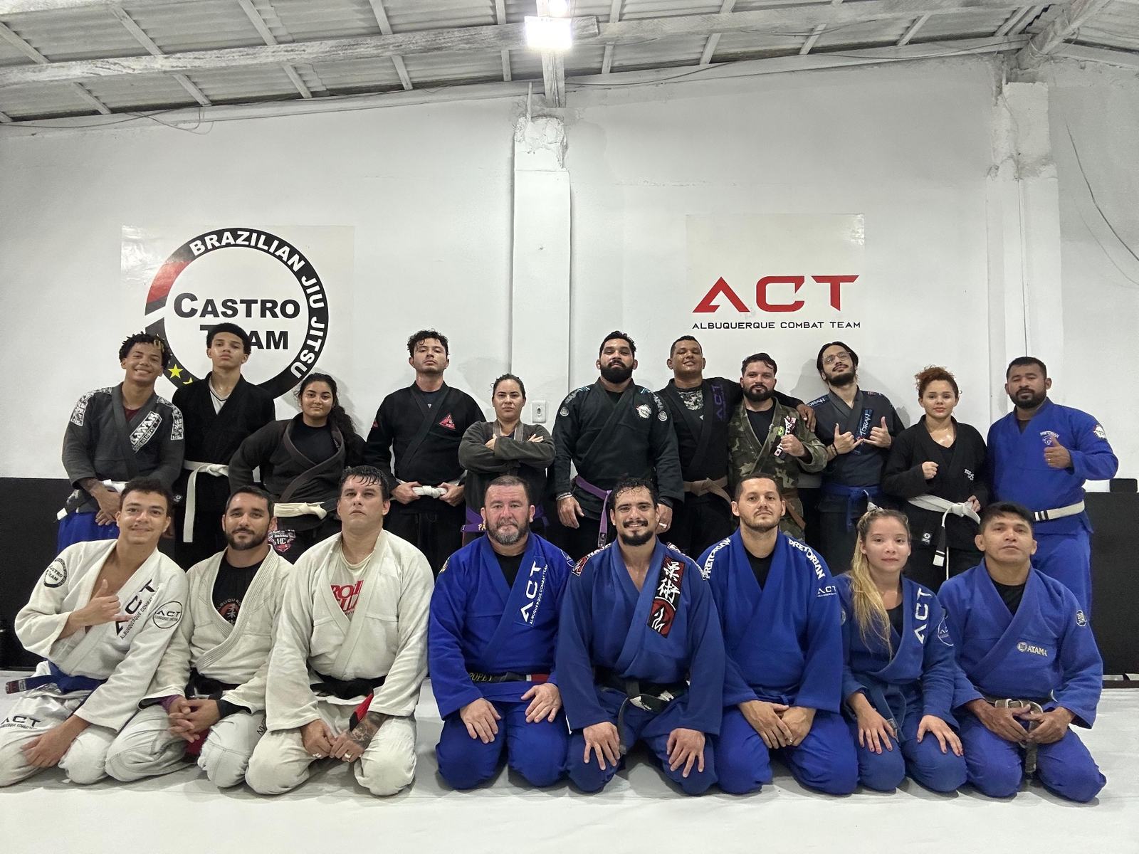 Família ACT reunida no tatame